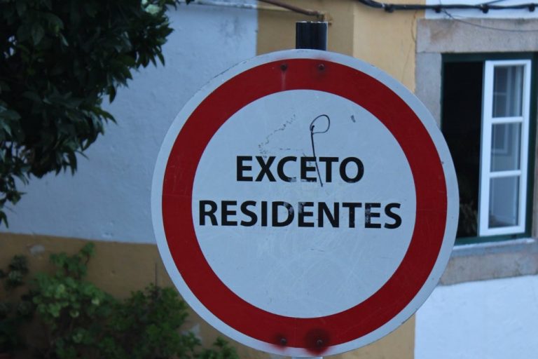 Grupo contra o Acordo Ortográfico distribui o documento impresso em papel higiénico