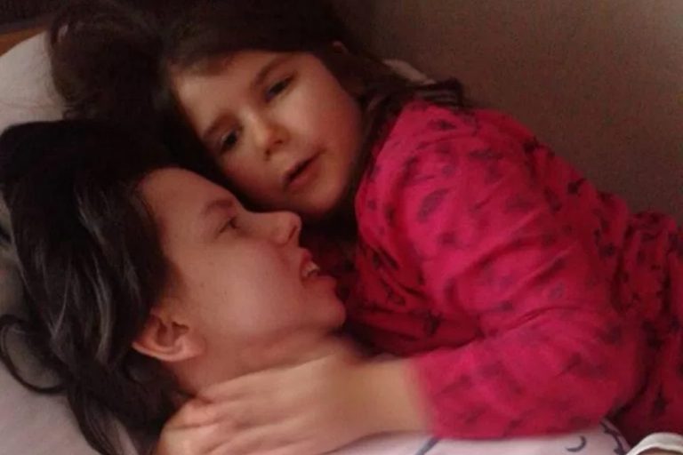 Mulher sai de coma passados sete anos e conhece filha