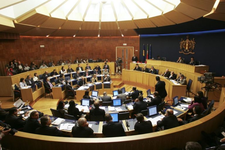Madeira com sessões solenes do 25 de abril no parlamento e na Câmara do Funchal