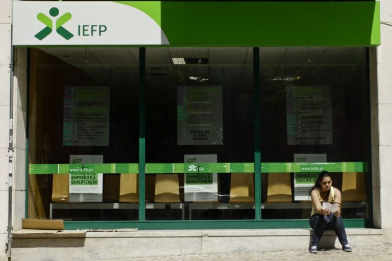 Número de beneficiários de prestações de desemprego cai 15,8% em março