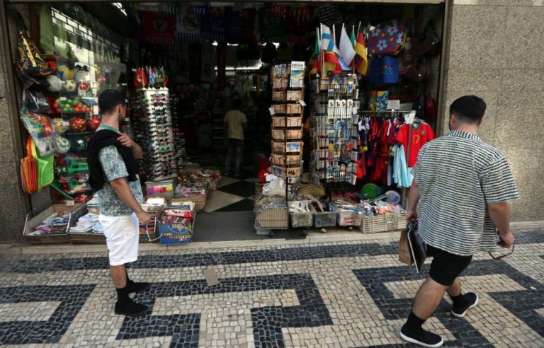 Atividade económica aumenta em março e consumo privado permanece estável - Banco de Portugal