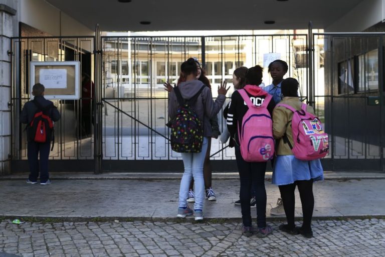 Centenas de escolas fechadas, funcionários faltam para participar na manifestação