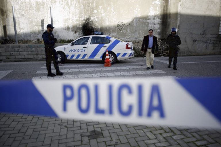 Acidente com viatura da PSP do Porto leva dois agentes para o hospital