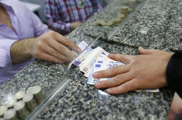 Euro sobe depois da primeira volta das presidenciais francesas