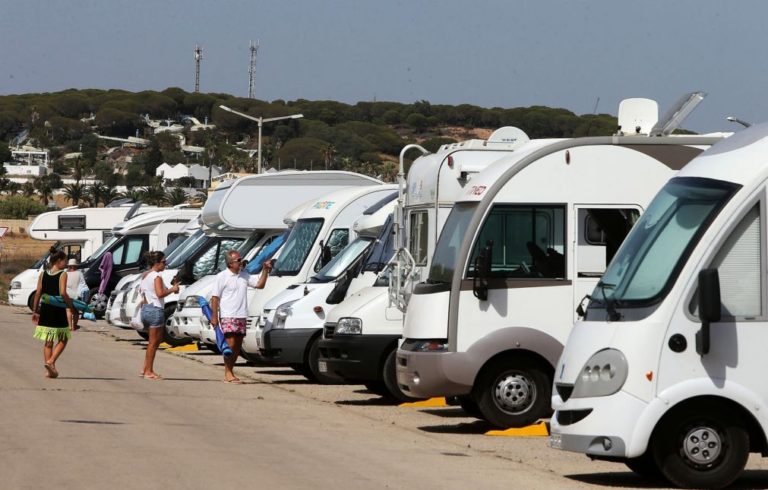 Empresários exigem fiscalização para acabar com estacionamento ilegal de autocaravanas