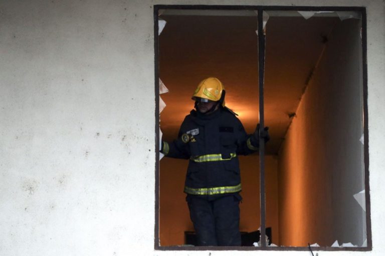 Incêndio em restaurante ameaça casas e escolas em Espinho