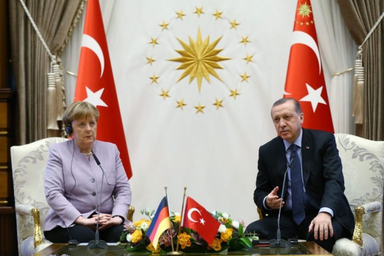 Angela Merkel pede a Erdogan que procure 