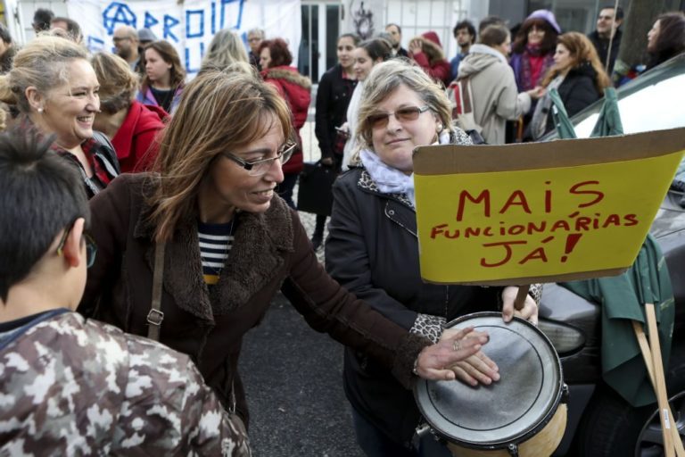 Cerca de mil trabalhadores não docentes manifestam-se por carreiras e contra municipalização