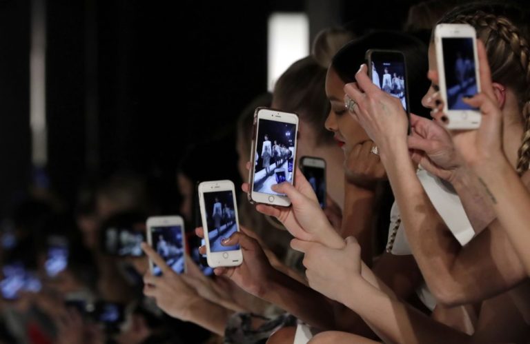 PE aprova limite de taxas de operadores de redes móveis que permite fim do 'roaming'
