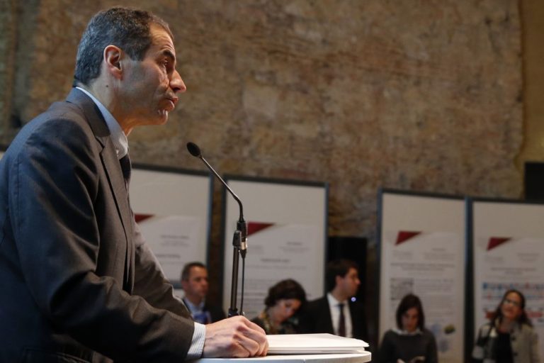 Ministro diz que há falta de manifestações de cientistas a pedirem mais dinheiro