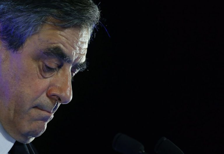 François Fillon diz ser alvo de manipulação e mantém candidatura ao Eliseu