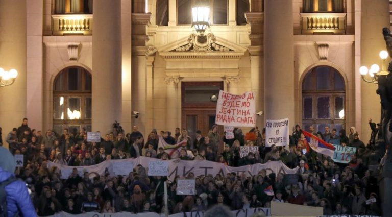 Milhares de pessoas manifestam-se contra a eleição de novo Presidente da Sérvia
