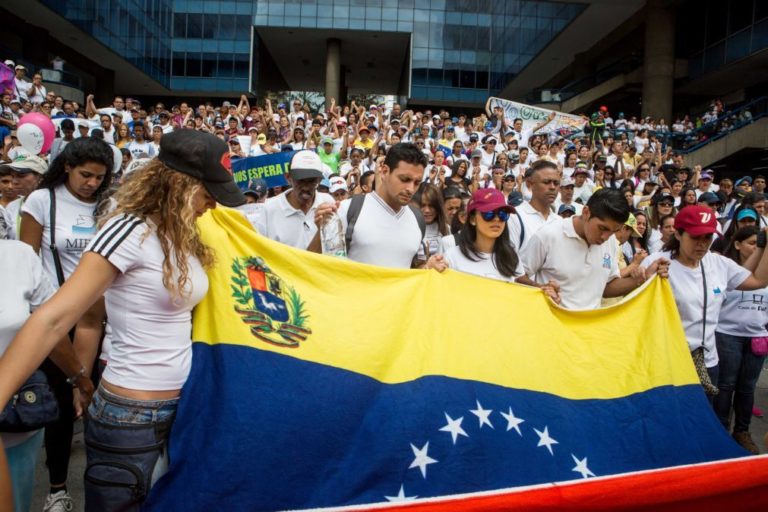 Opositores a Maduro protestam em Caracas, 67 pessoas permanecem detidas