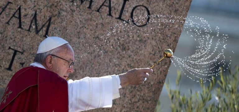 Papa condena ataque a igreja cristã copta no Egito