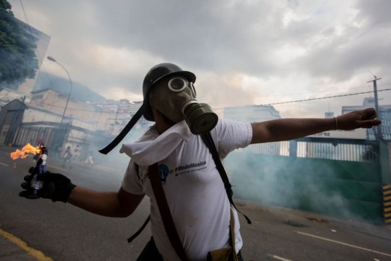 Cinco mortos, dezenas de feridos e 325 detidos em manifestações contra regime venezuelano