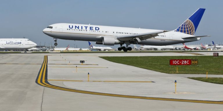 Transportadora norte-americana United Airlines muda políticas após expulsão violenta de passageiro