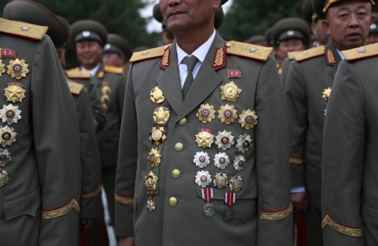Pyongyang exibe possível novo míssil de longo alcance em desfile militar