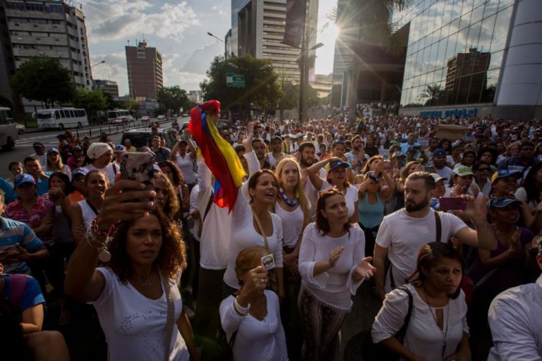 Marchas de opositores do regime venezuelano travadas na rua, um ferido