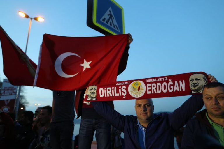 Apoiantes de Erdogan festejam vitória já garantida