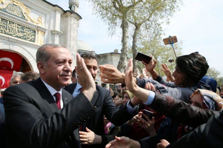 Turquia/Referendo: Erdogan recebido em triunfo em Ancara após vitória estreita e contestada