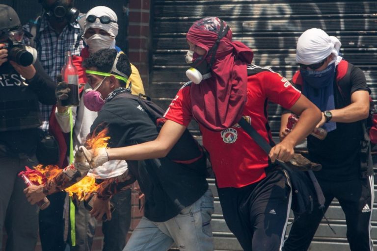 Venezuela: Mulher de 23 anos é a segunda vítima mortal de protestos anti-Maduro