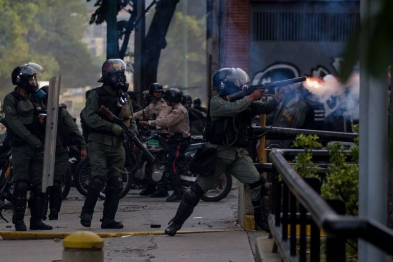 Venezuela: Tribunal ordena detenção de 14 militares por morte de manifestante