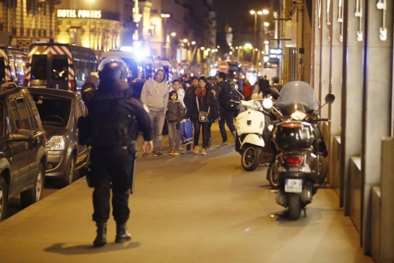Hollande confirma um polícia morto e dois feridos e fala em terrorismo
