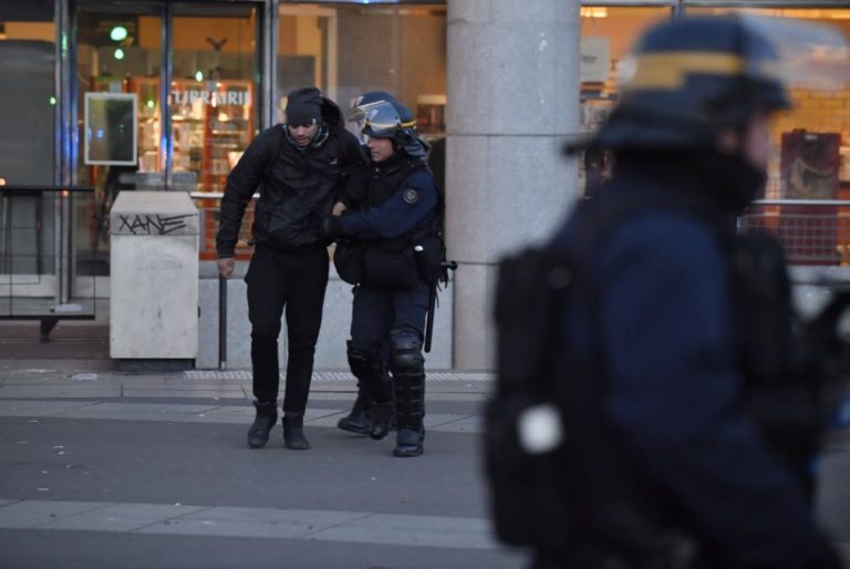 França/Eleições: Seis feridos e 29 detidos em protestos em Paris
