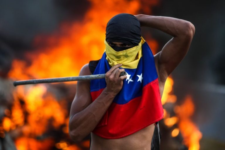 Situação na Venezuela é crítica e portugueses estão apreensivos