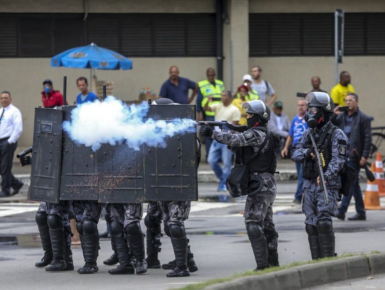 Greve geral no Brasil atrai multidões e provoca confrontos nas ruas