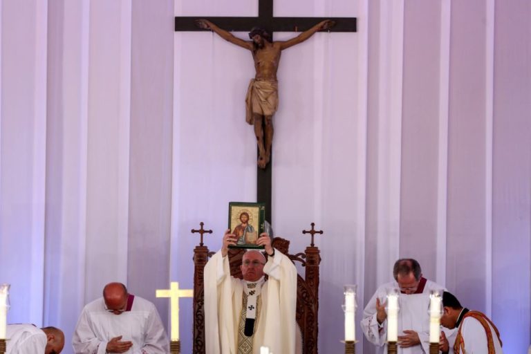 Papa repudia extremismo em missa com minoria católica egípcia