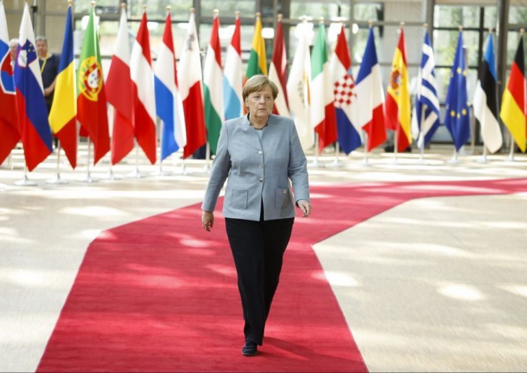 Merkel pede união dos 'Vinte e Sete' para defender interesses comuns durante o 'Brexit'