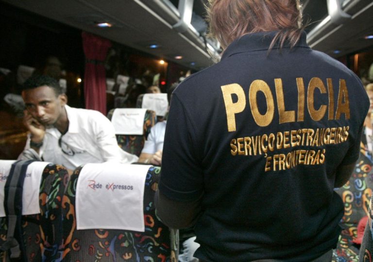 Funcionário do SEF e empresário detidos por auxílio à imigração ilegal