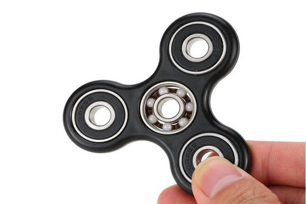 Fidget Spinner é o brinquedo do momento | alivia o stress e afasta as crianças de telemóveis e tablets