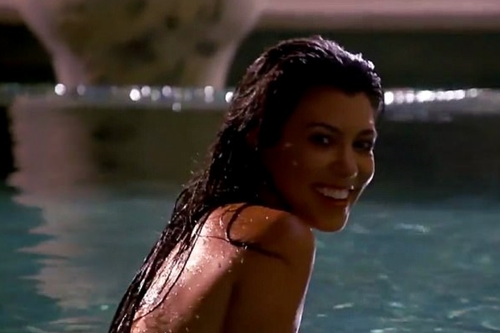 Kourtney Kardashian nua na piscina (veja o vídeo)