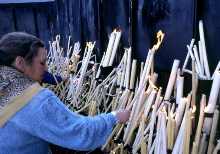 Entrega flores e velas no Santuário de Fátima com cerca de um milhar de pedidos na 'net'