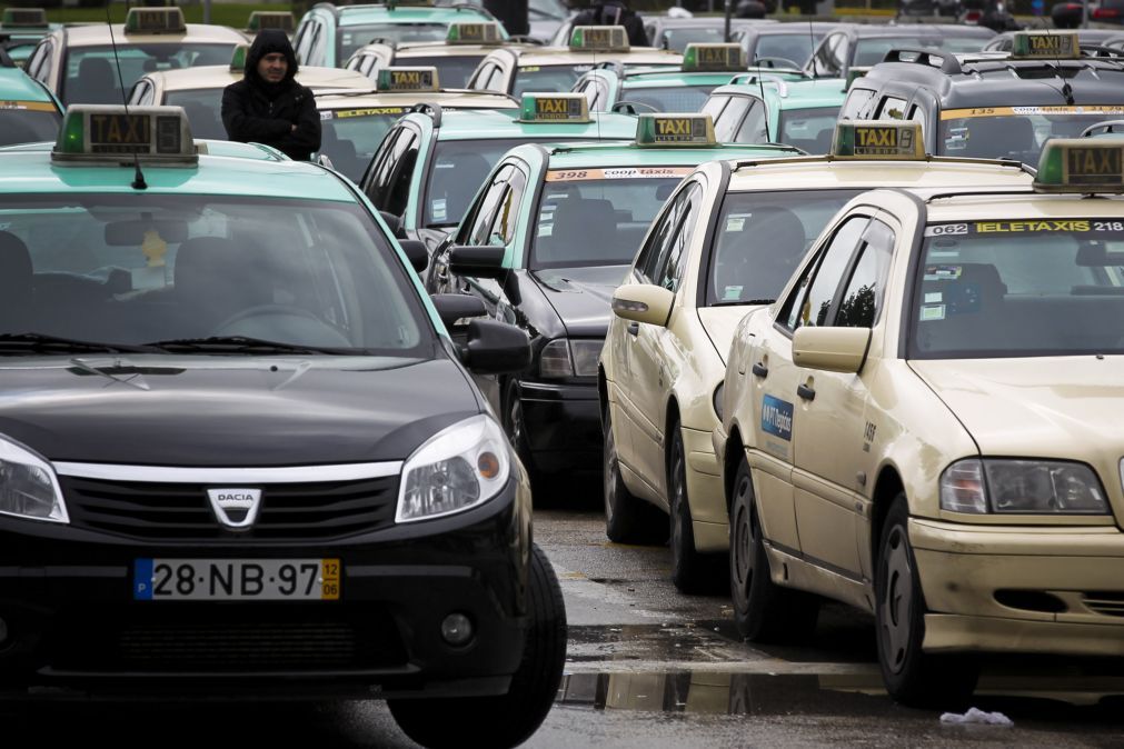 Mais de mil licenças para táxis estão por atribuir em Portugal