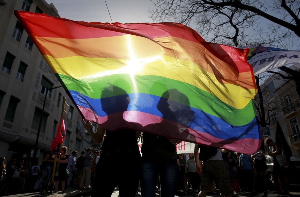 Dois mil atletas vão combater a homofobia em campo com atacadores arco-íris