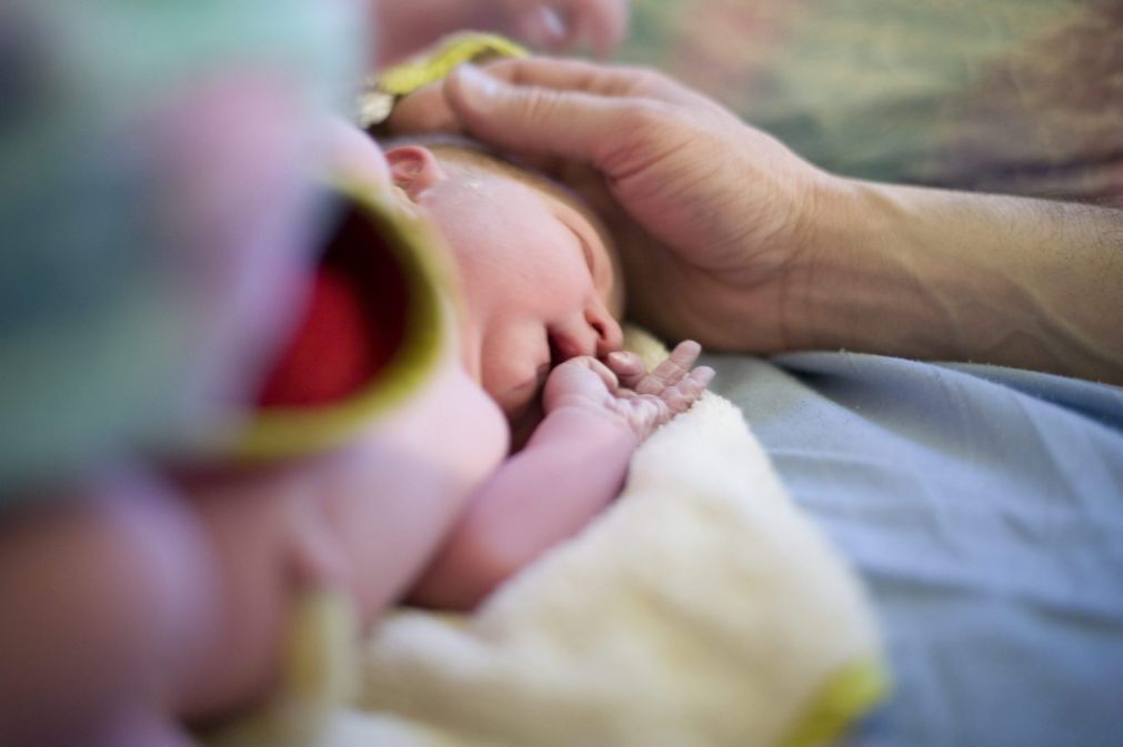 Governo quer aumentar licença de parentalidade do pai de 15 para 20 dias úteis