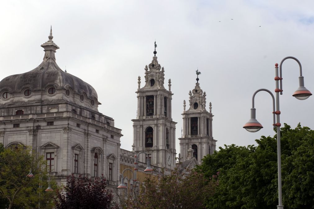 Sala do trono do Palácio de Mafra restaurada pela primeira vez em 200 anos