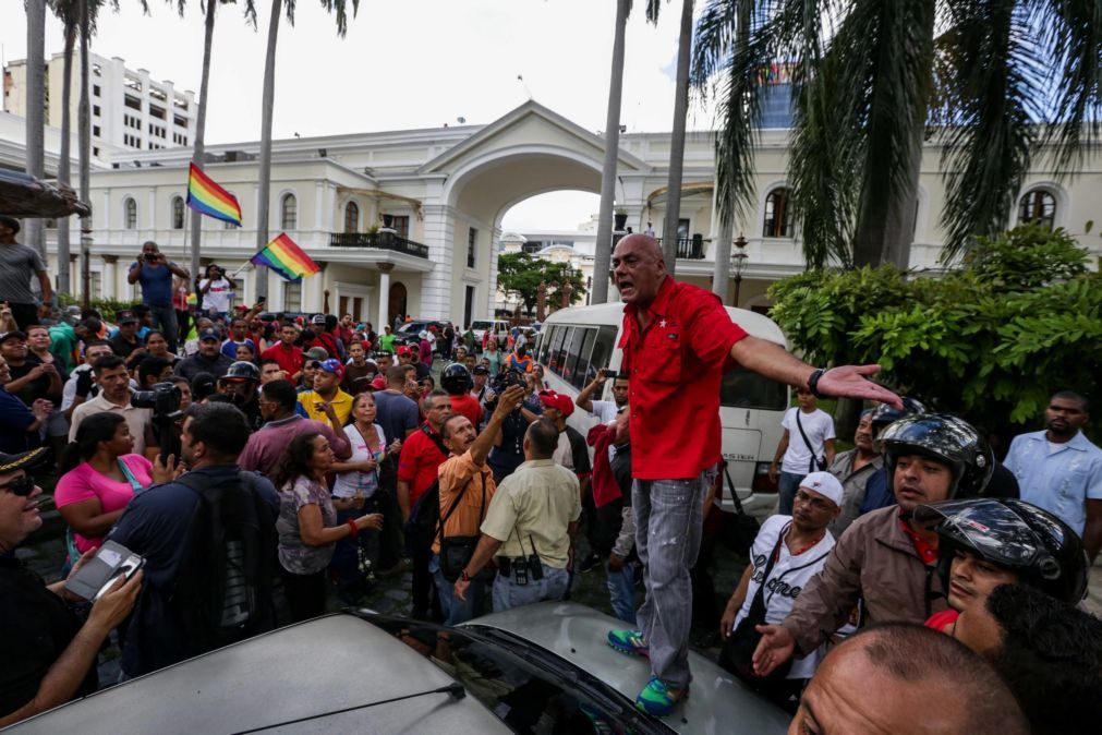 Militantes do partido no poder na Venezuela vão receber treino militar