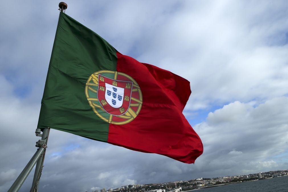Analistas admitem maior crescimento em 2017 mas alertam para riscos