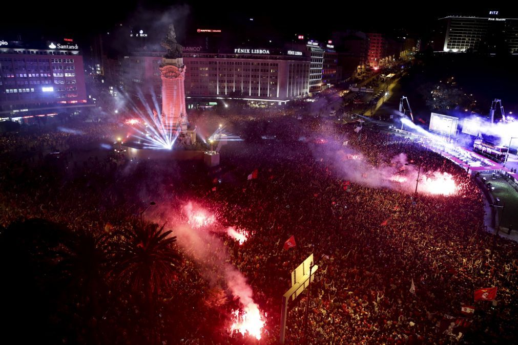 Praça do Marquês de Pombal abre-se à festa dos adeptos do Benfica