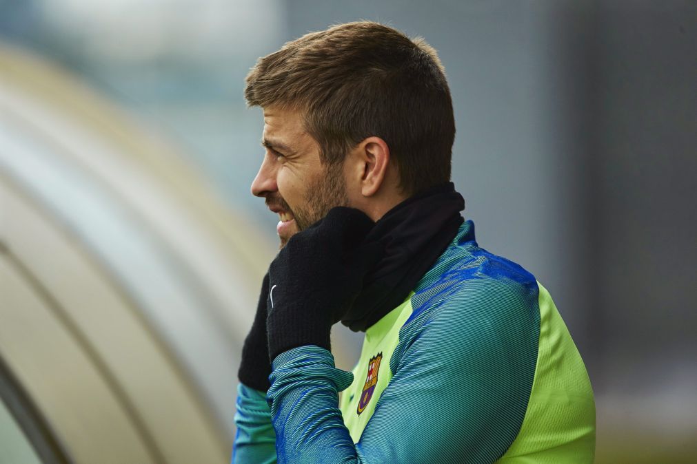 Gerard Piqué teve alta mas continua em tratamento