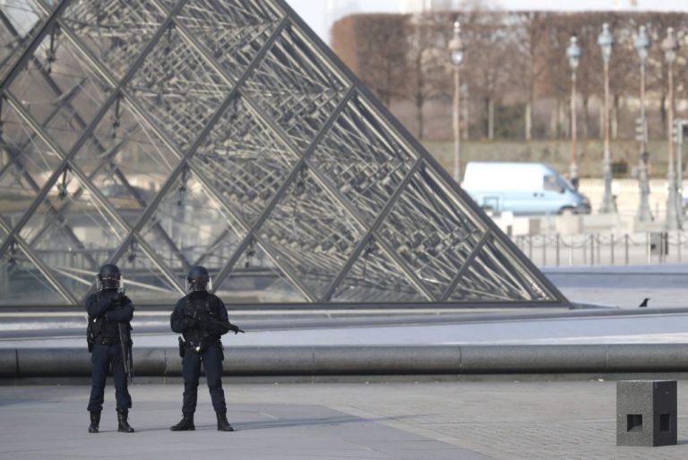 Átrio onde Emmanuel Macron quer celebrar evacuado por alerta de segurança