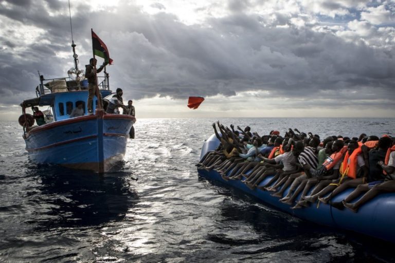 Nadadoras luso-espanholas atravessam Mediterrâneo para ajudar refugiados