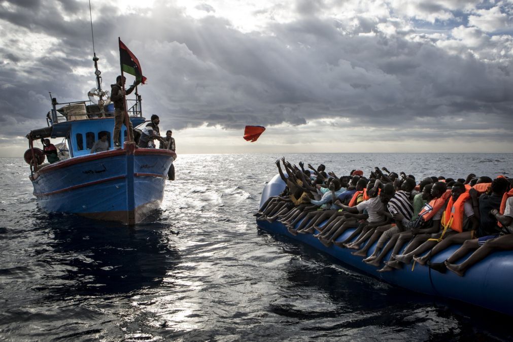 Nadadoras luso-espanholas atravessam Mediterrâneo para ajudar refugiados