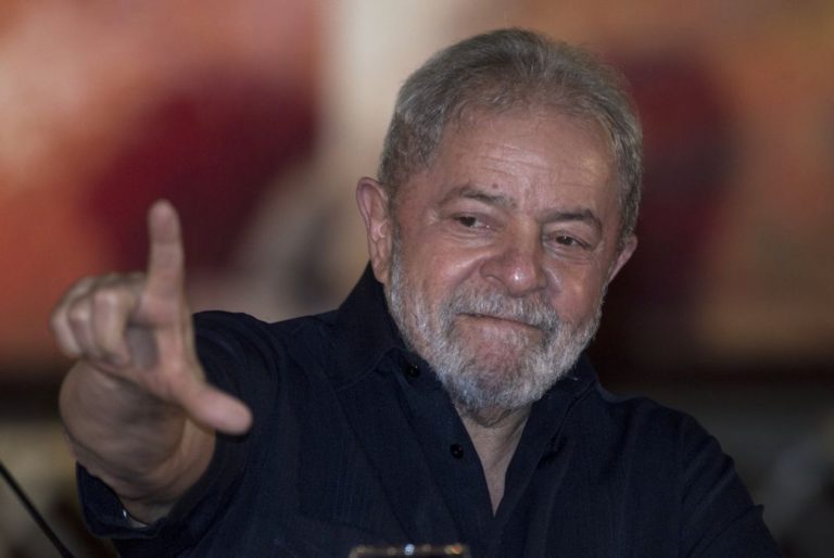 Ex-presidente brasileiro Lula da Silva nega ter recebido apartamento como suborno