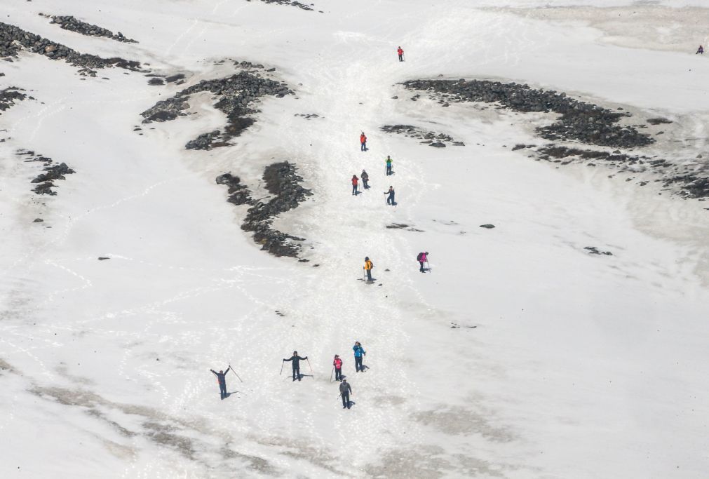 Três alpinistas mortos e um desaparecido no Evereste