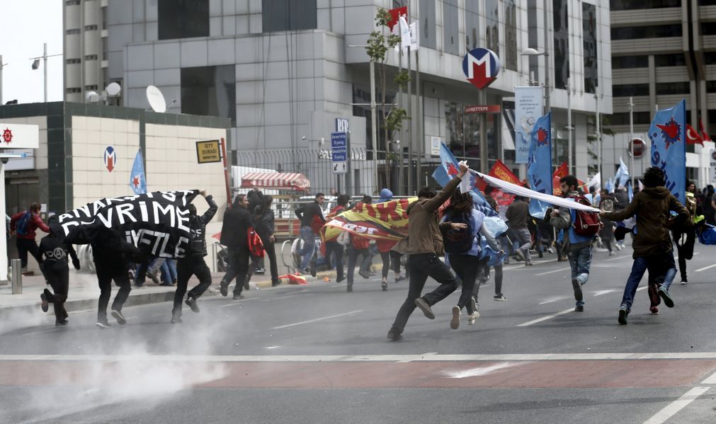 Polícia usa gás lacrimogéneo para dispersar manifestantes em Istambul